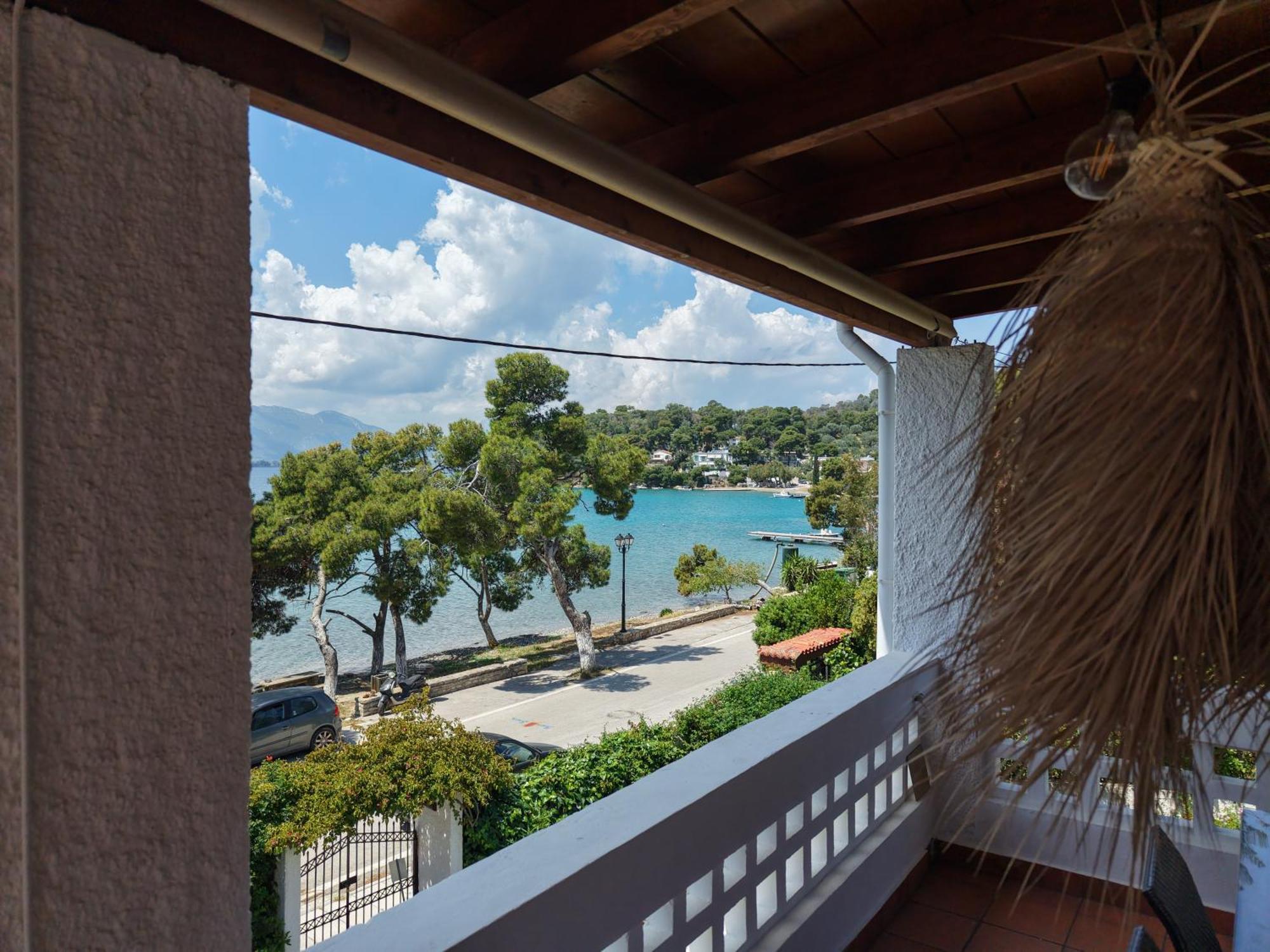 Seaview Apartment - Poros Relaxing Beachfront Flat Poros Town Exterior foto